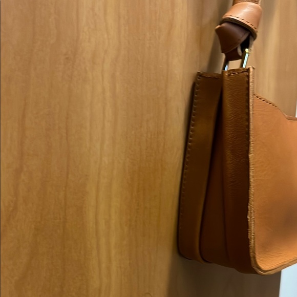 Elegant Tan Leather Shoulder Bag - Picture 2 of 3